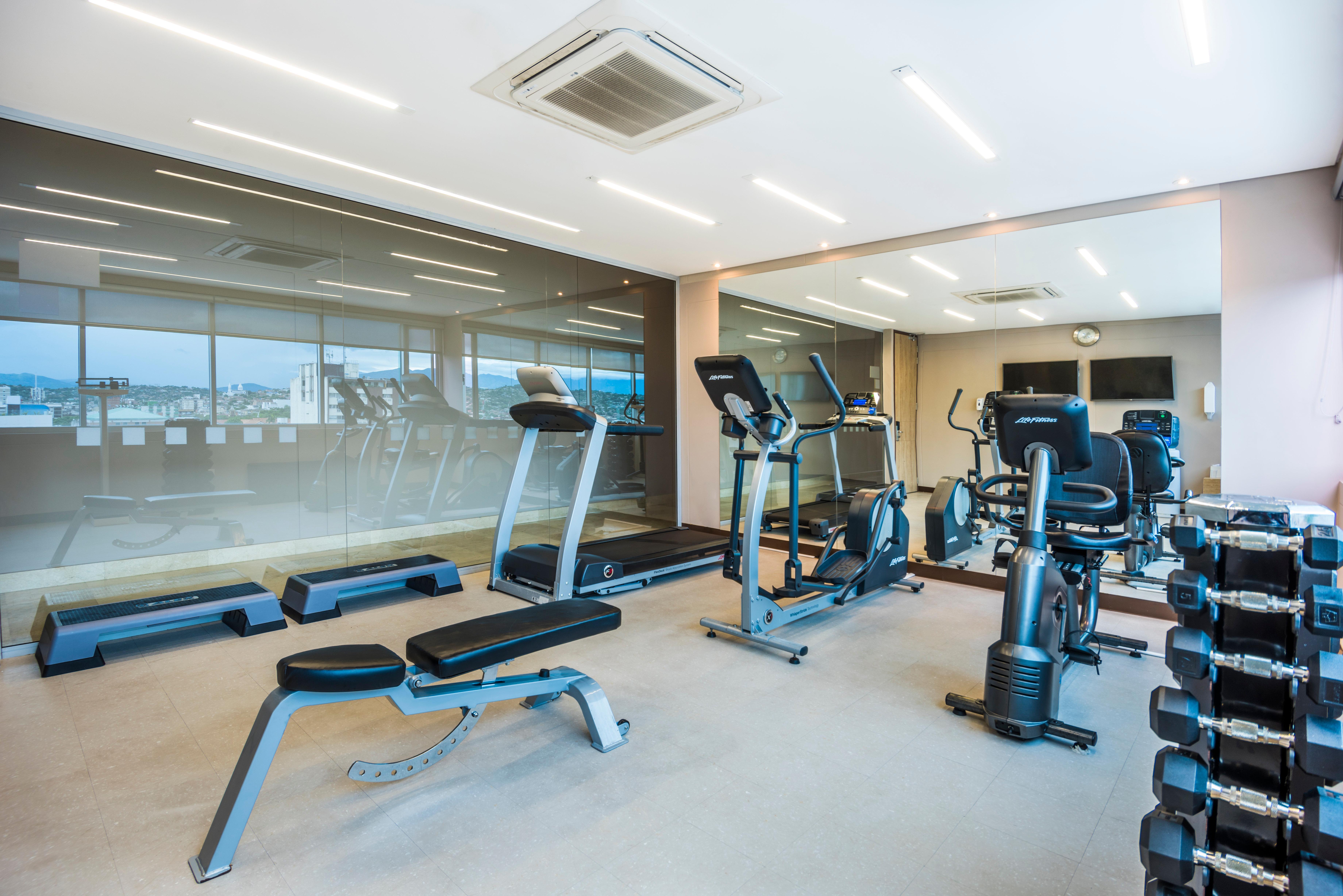 Holiday Inn Cucuta By Ihg Eksteriør billede A gym in a hotel