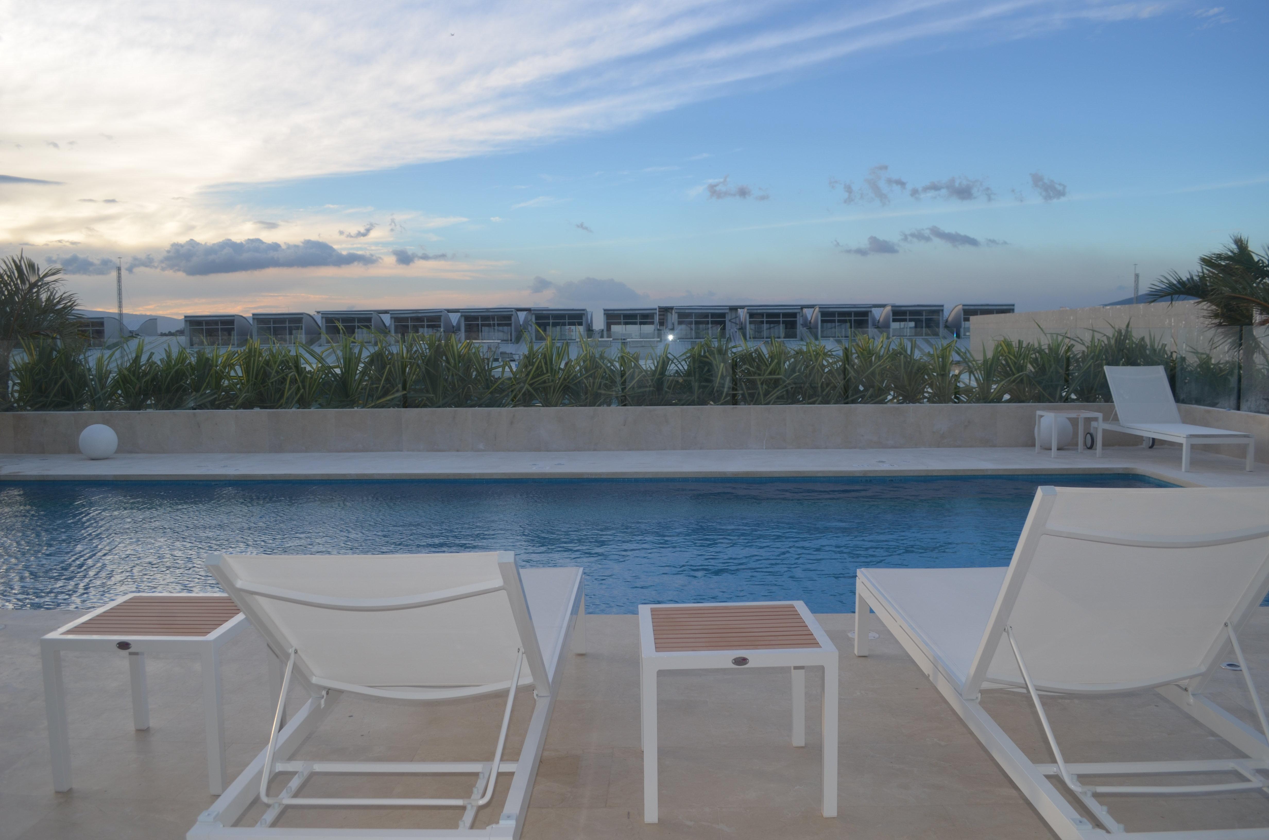 Holiday Inn Cucuta By Ihg Eksteriør billede Rooftop pool at the Hotel