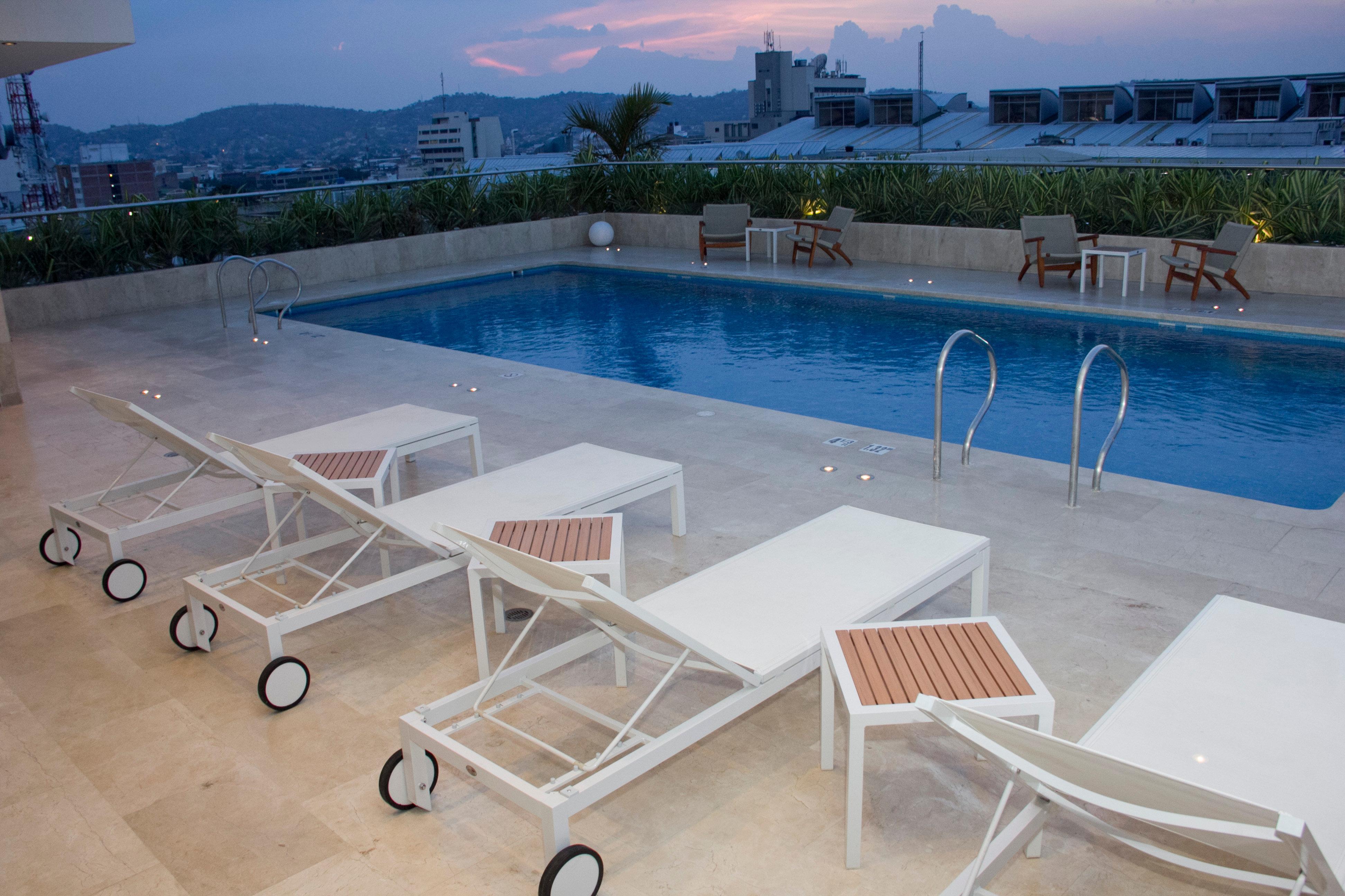 Holiday Inn Cucuta By Ihg Eksteriør billede Rooftop pool