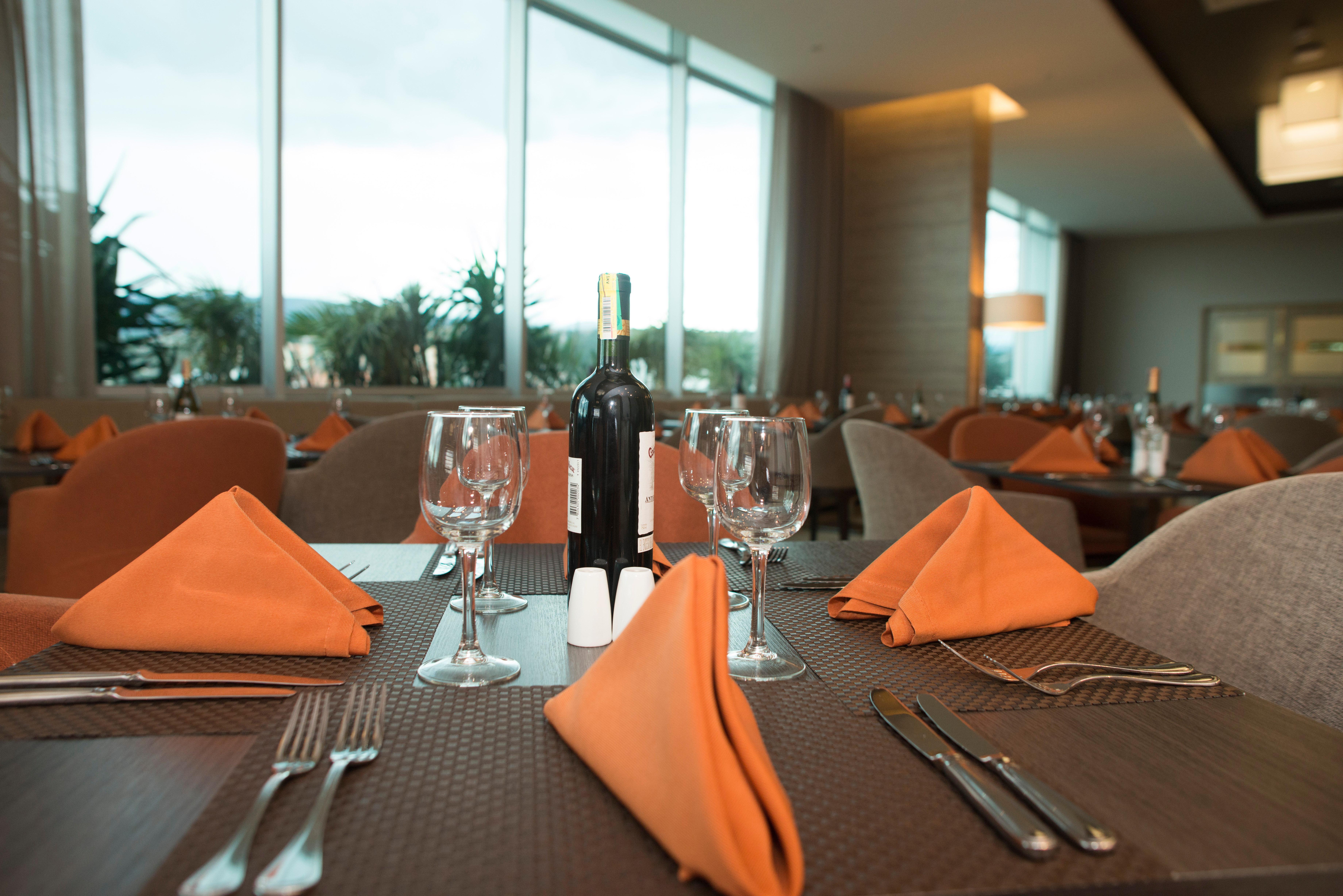 Holiday Inn Cucuta By Ihg Eksteriør billede A table set for fine dining