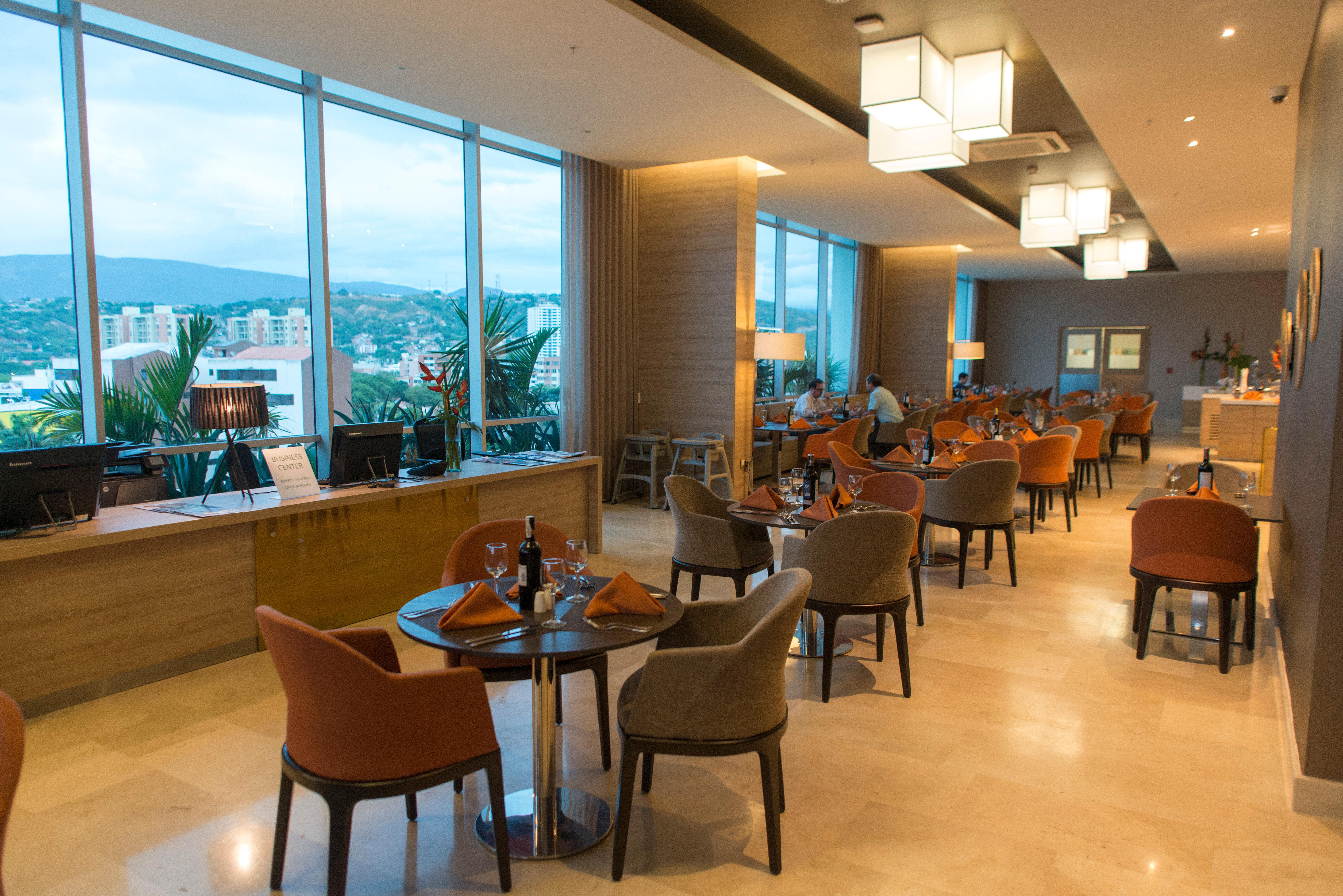 Holiday Inn Cucuta By Ihg Eksteriør billede The lounge at the airport