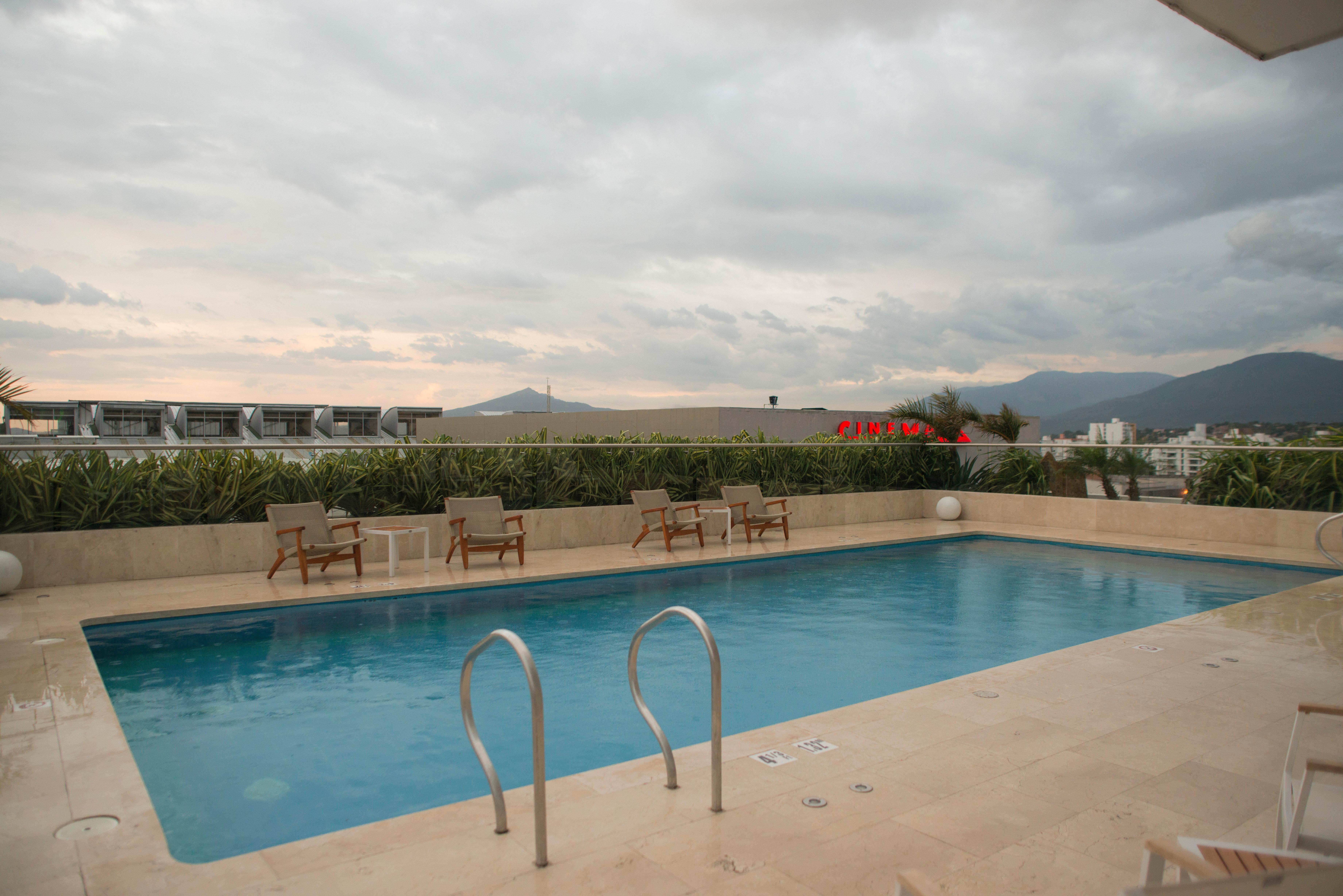 Holiday Inn Cucuta By Ihg Eksteriør billede A rooftop pool in Athens, Greece