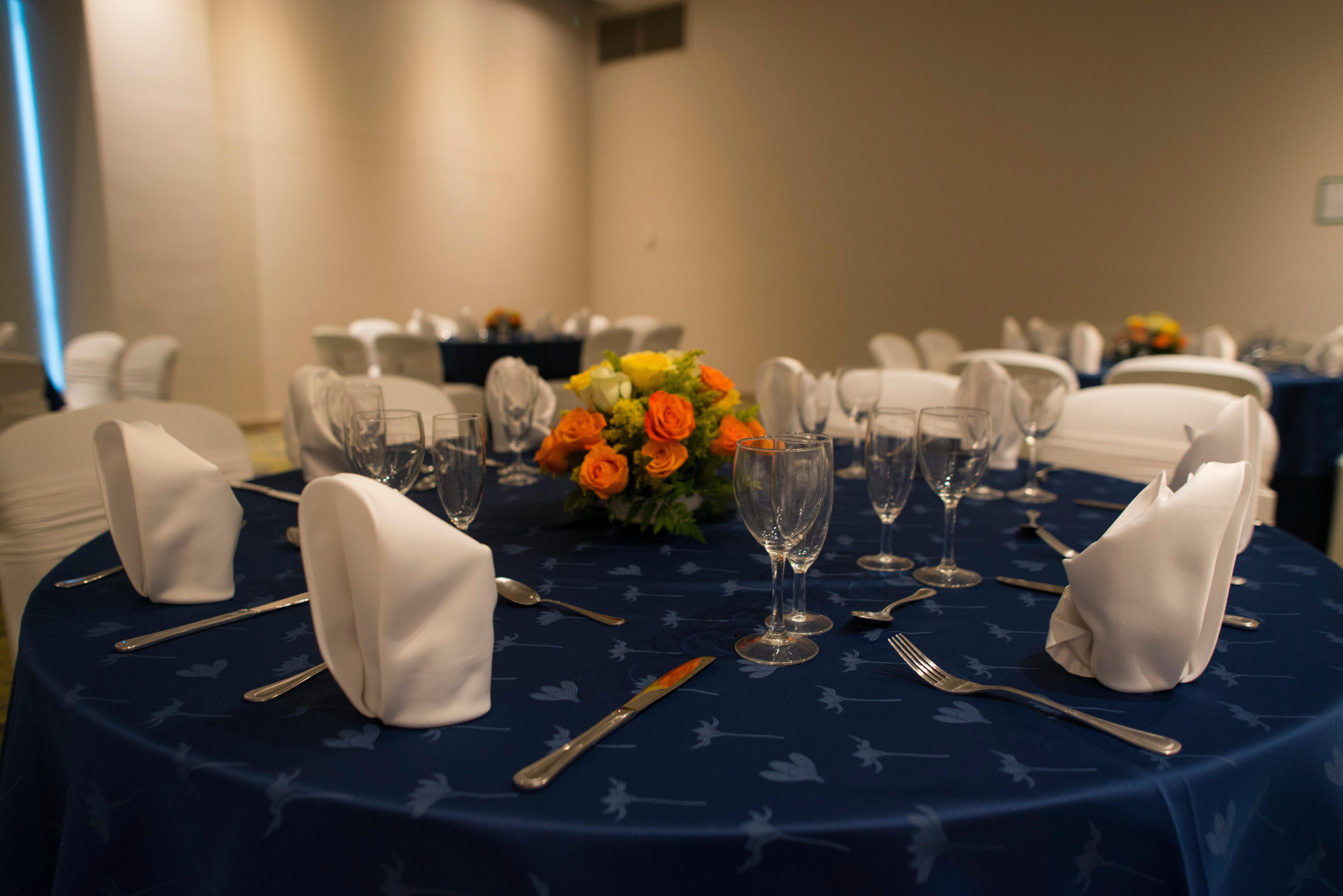 Holiday Inn Cucuta By Ihg Eksteriør billede A table set for a formal dinner