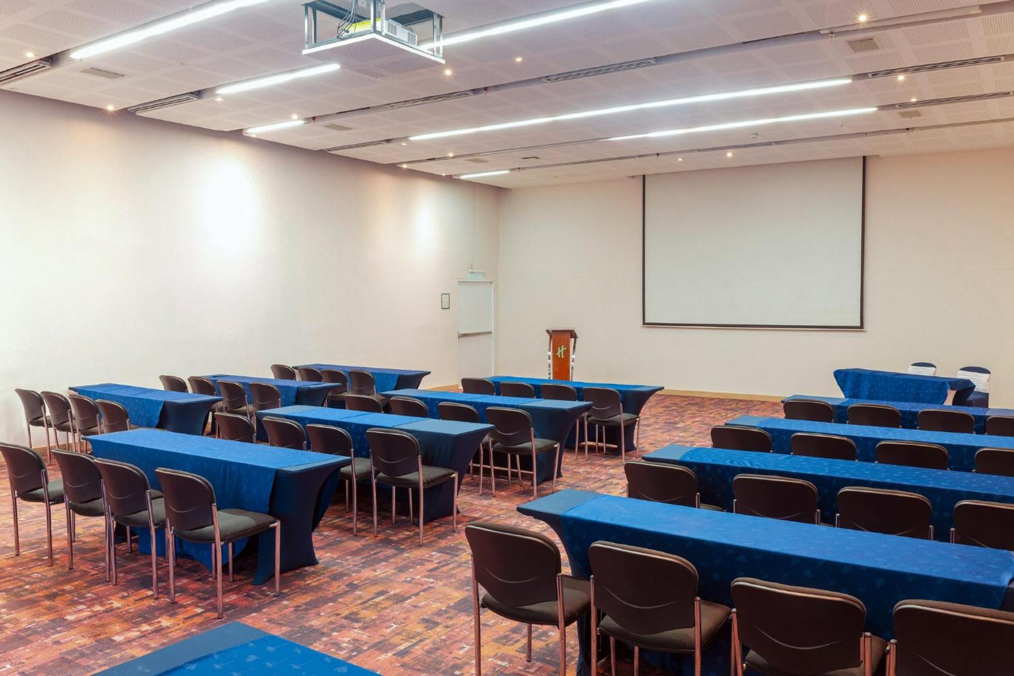 Holiday Inn Cucuta By Ihg Eksteriør billede A typical classroom layout