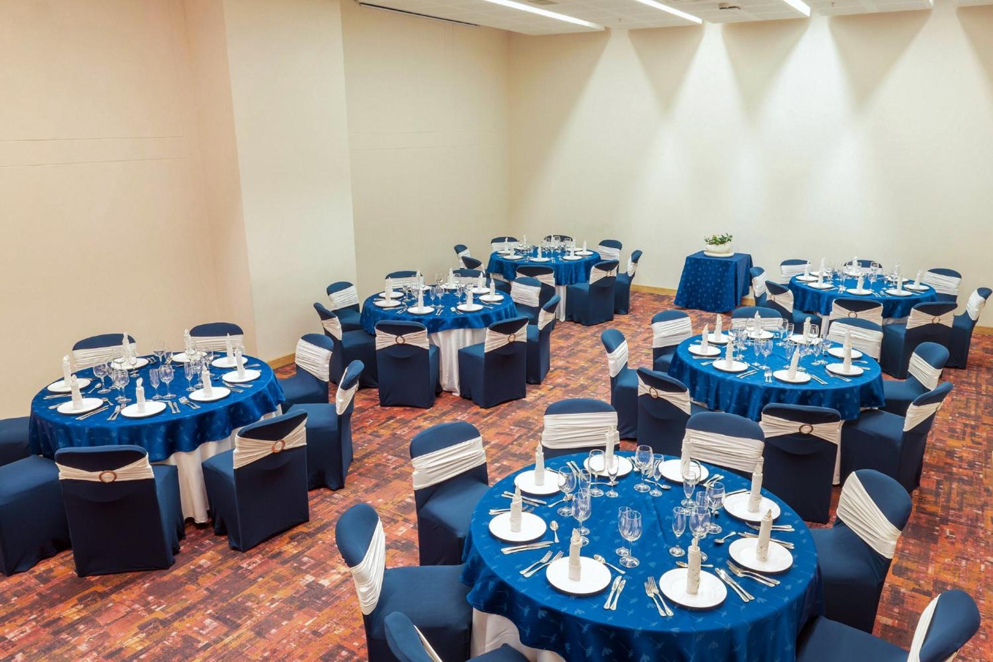 Holiday Inn Cucuta By Ihg Eksteriør billede Banquet Hall