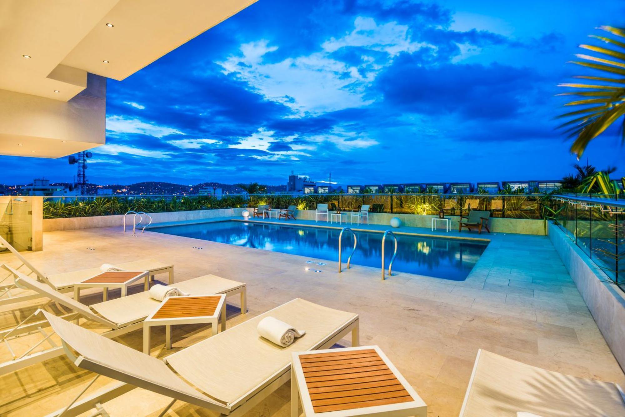 Holiday Inn Cucuta By Ihg Eksteriør billede Rooftop pool at the hotel